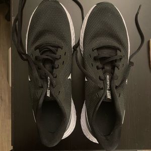 Nike revolution size 9 womens